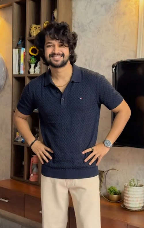 Stylish Men’s Casual Outfit Idea – Navy Polo Shirt Trousers Look